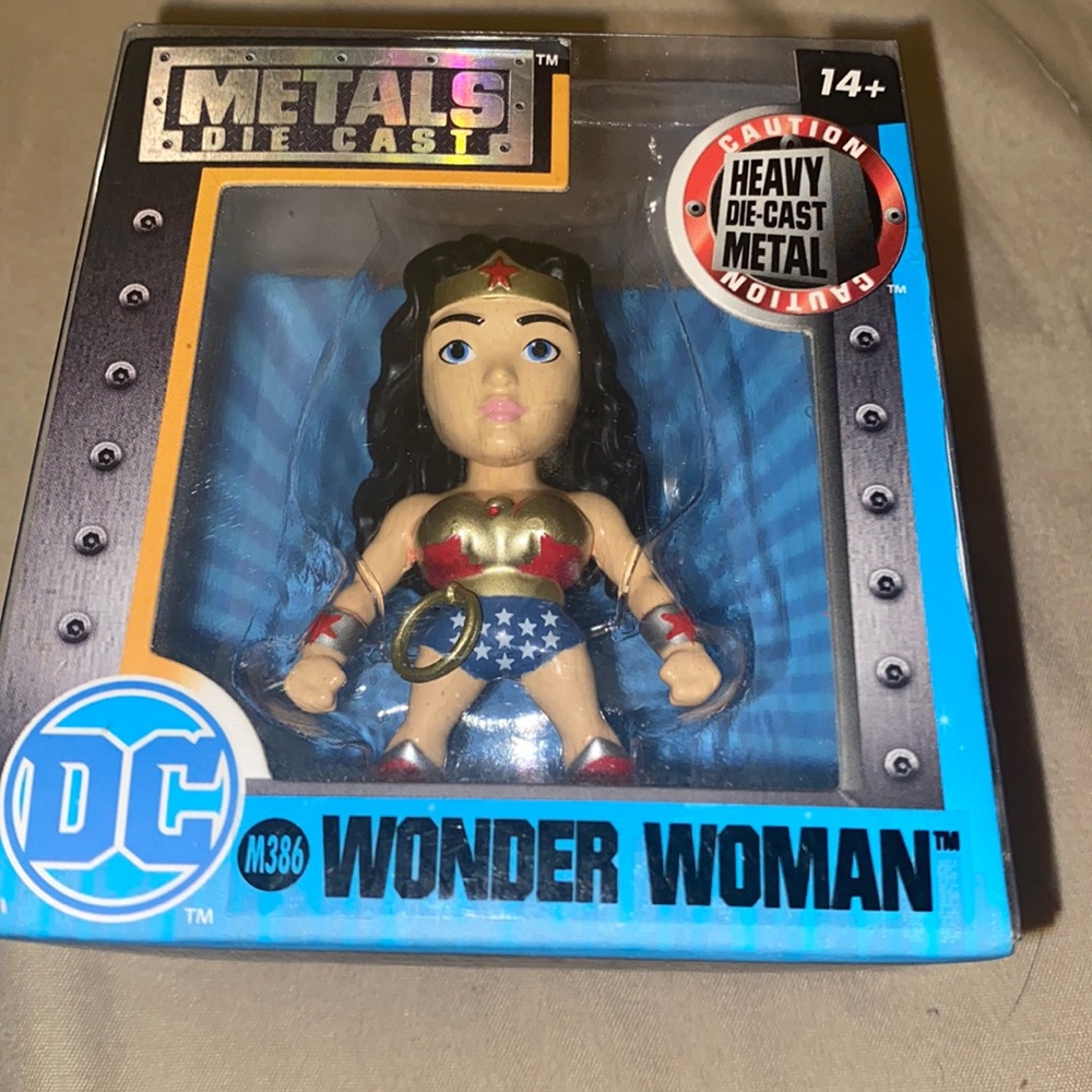 New, Wonder Woman METALS DIE CAST figurine. Stands about 2 inches tall